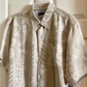 Quicksilver men’s short sleeve casual palm shirt L shoulder 20”,length 29”,